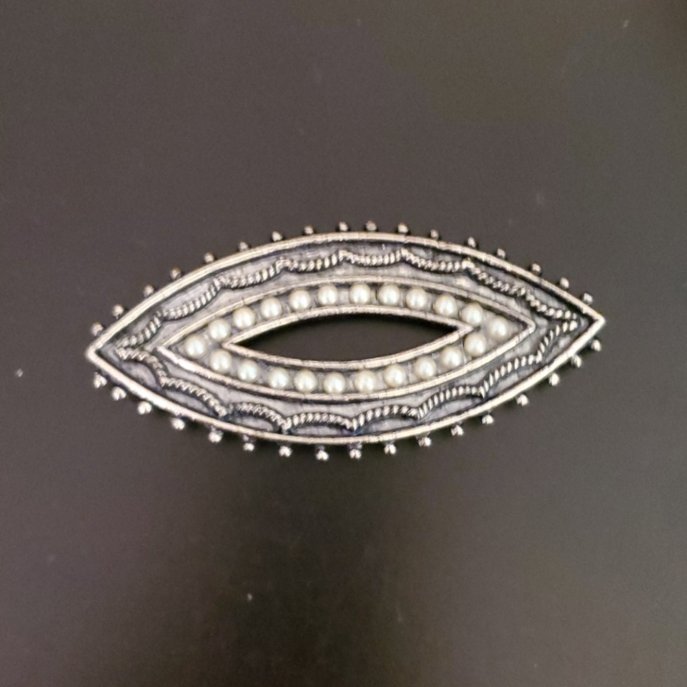 Pearl/silver pin